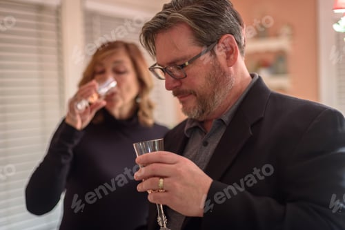 Preview: Husband and wife drinking champagne on New Year’s Eve at home
