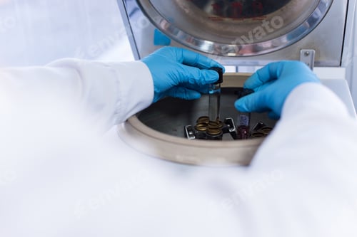 Preview: Scientist in lab