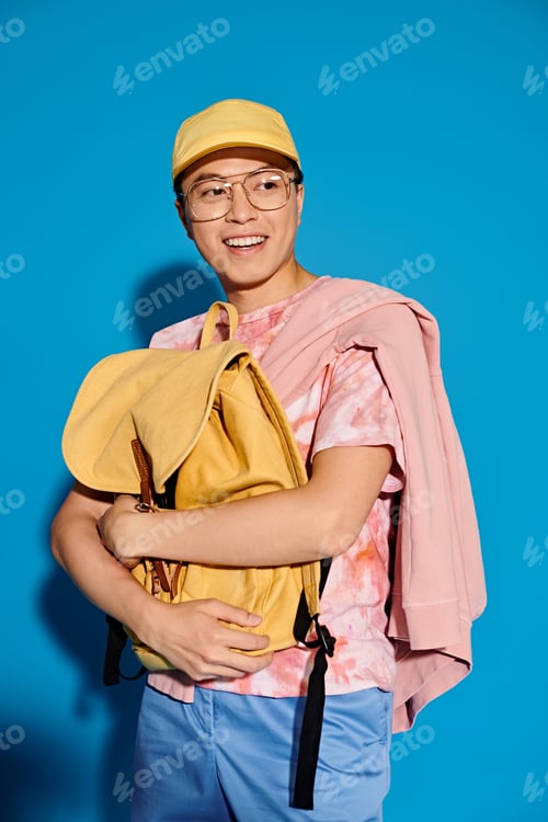 Preview: Sunshine in Pink: Stylish Man in Yellow Hat