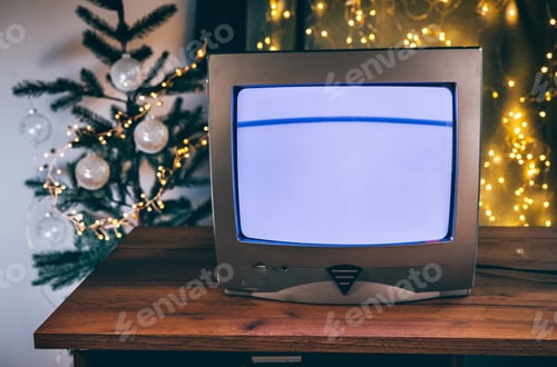 Vista previa: Old TV set in a room with Christmas decorations