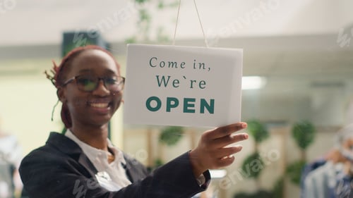 Preview: Worker opens clothing store