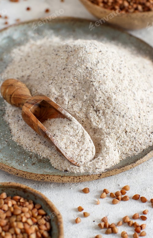 Preview: Buckwheat flour in a bowl and buckwheat grain in a spoon