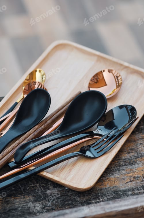 Preview: Drying forks and spoons on the wooden tray