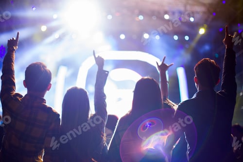 Preview: Happy friends at music festival