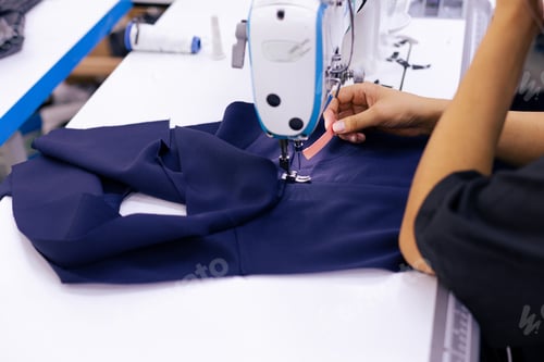 Preview: Person holding a tag for cloth
