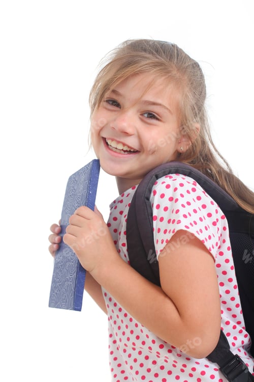 Visualização: Aluna sorridente com mochila