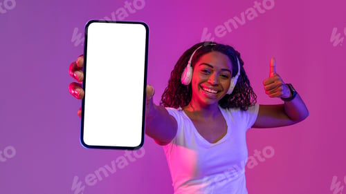 Preview: Mobile Offer. Cheerful Black Woman Showing Blank Smartphone And Gesturing Thumb Up