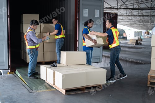 Preview: 4 men Warehouse worker open doors steel 40 feet container