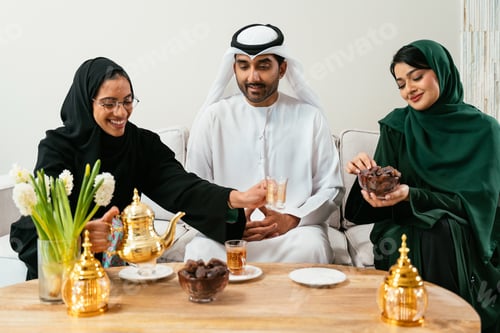 Vorschau: Freunde aus den Emiraten teilen sich Tee und Datteln im Wohnzimmer