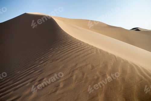 Preview: Sand dunes in the desert in UAE