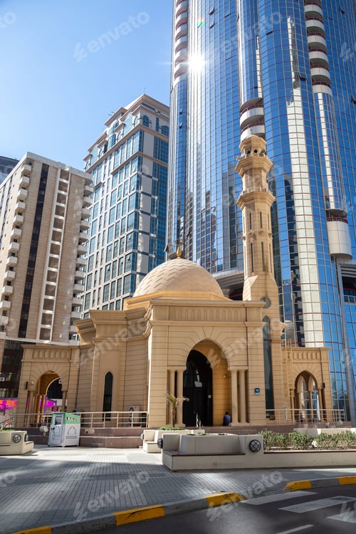Preview: Traditional mosque in Abu Dhabi surrounded by modern skyscrapers