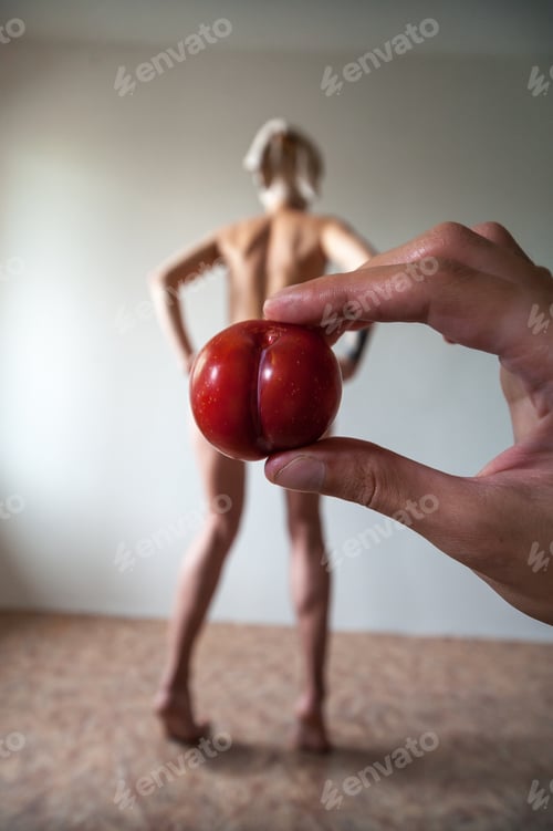 Preview: the hand holding the fruit on the background of the girls