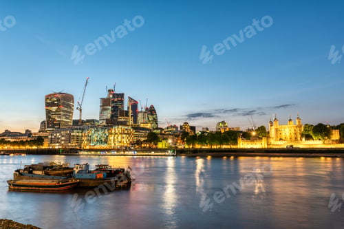 Preview: The Tower of London and the skyscrapers of the City