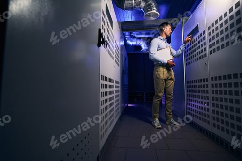 Preview: Experienced technician performing visual inspection of server hardware