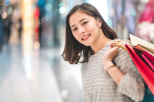 Preview: WOMAN SHOPPING