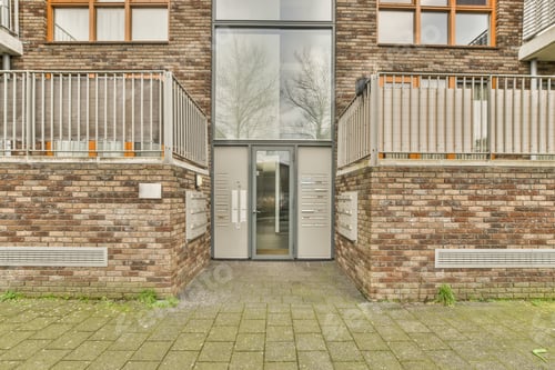 Aperçu: Entrance to a residential building with an intercom