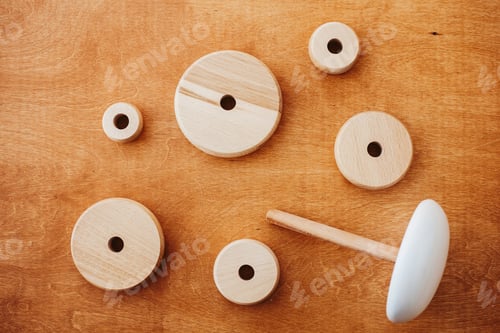 Preview: Modern simple wooden pyramid with rings