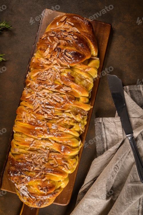 Preview: Christmas braided cinnamon cake