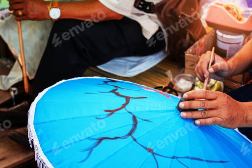 Preview: Hands painting of umbrella