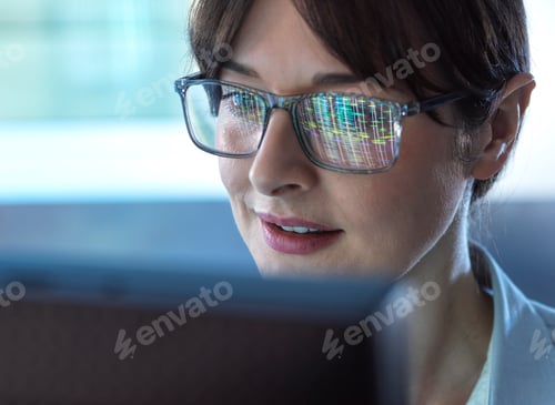 Preview: Genomics, Scientist viewing human DNA profiles on screen during testing in the lab