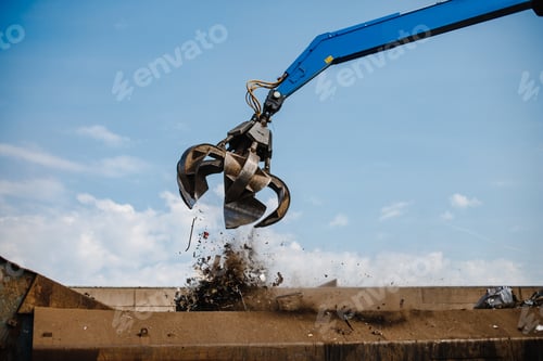 Preview: Claw crane grabbing the scrap at a rubbish dump