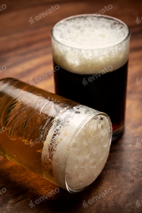 Vista previa: pilsner and beer jelly dessert in glass at restaurant