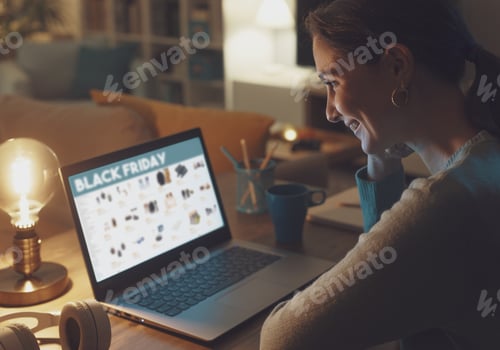 Preview: Cheerful woman doing online shopping on Black Friday