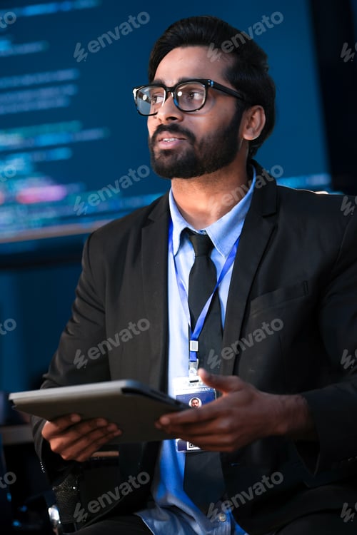 Vista previa: Un equipo técnico diverso analiza una nueva estrategia digital.