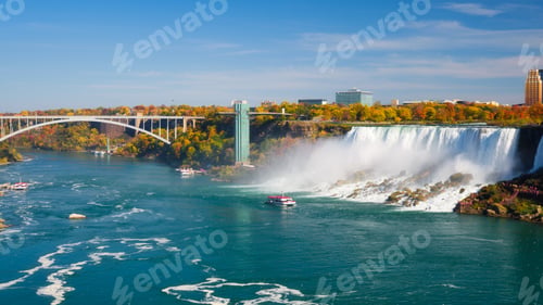 Vorschau: Niagarafälle. Ein Vergnügungsboot mit Menschen in der Nähe des riesigen berühmten Wasserfalls.