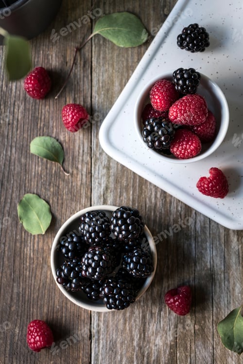 Preview: Blackberries and raspberries in bowls