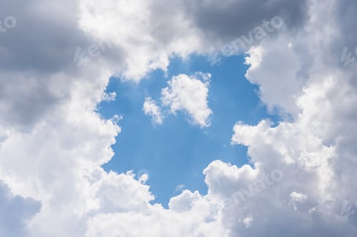 Vorschau: Blauer Himmelshintergrund mit flauschigen Wolken