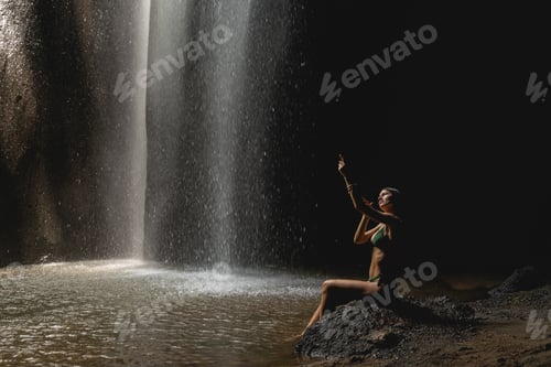 Preview: Pleased brunette woman enjoying her exotic vacation