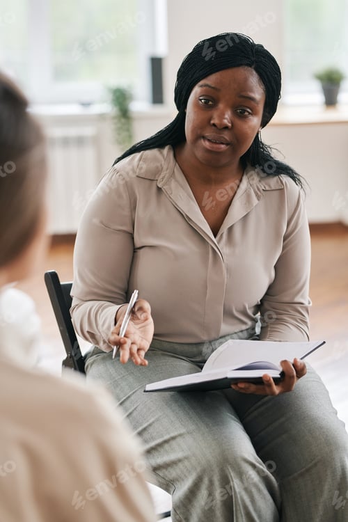 Preview: Confident psychologist in casualwear giving advice to patient at session