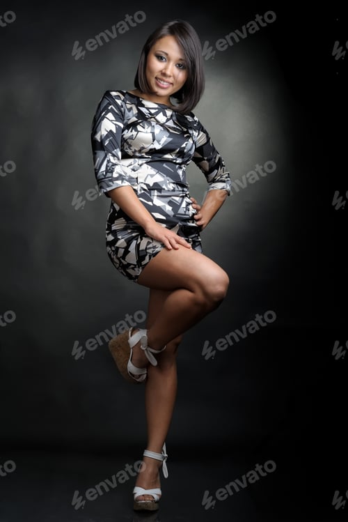 Vista previa: Pretty Asian Girl In Studio On Black Background