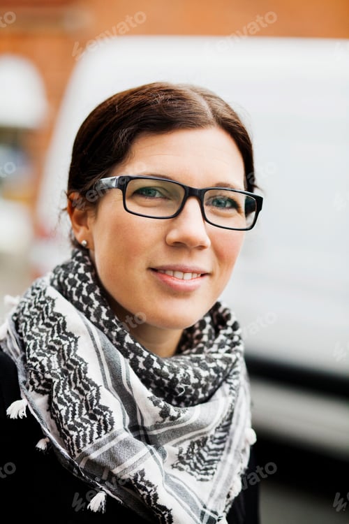Preview: Close-up portrait of smiling woman outdoors