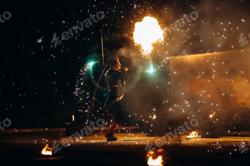 Preview: fiery pieces of a fire show
