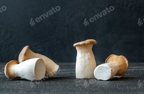 Preview: Raw king oyster mushrooms