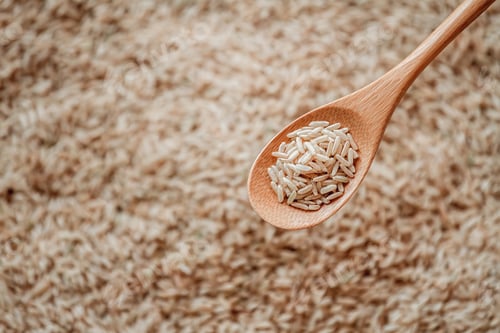 Vista previa: Brown rice in wooden or bamboo spoon