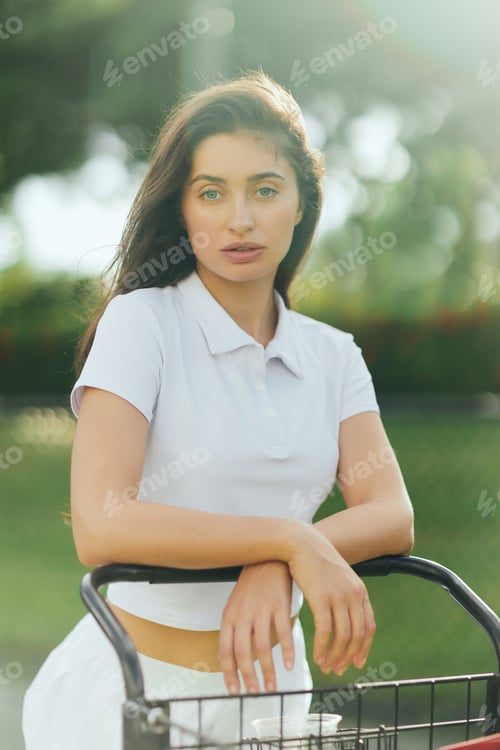 Preview: tennis court in Miami, sporty young woman