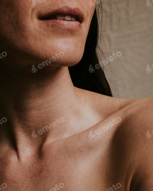 Preview: Woman, bare neck & shoulders closeup photo