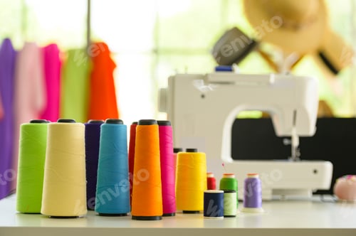 Preview: Needles and tools for tailors of a variety of colors are placed on the table.