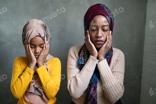 Preview: Portrait of muslim mother with child during islamic religious cultural activities