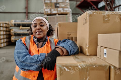 Preview: Warehouse worker working in storehouse
