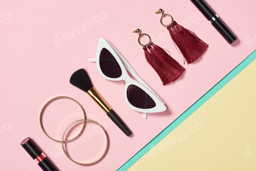 Preview: Flat lay with lipstick, bracelets, earrings, cosmetic brush, sunglasses and mascara