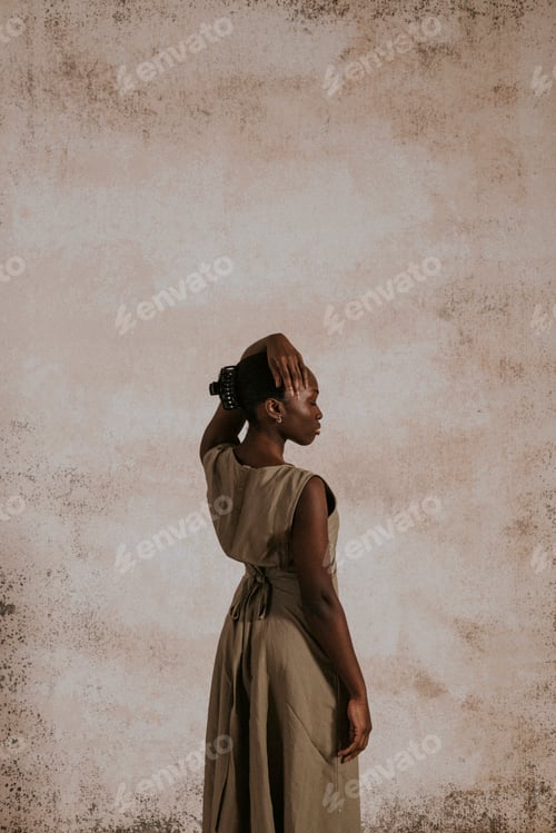 Preview: Woman in brown linen dress, minimal fashion