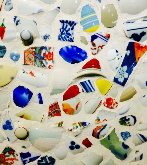 Preview: Broken ceramic pieces on the wall
