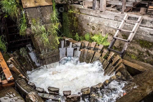 Preview: Old fahioned rinse for washing clothes, carpets and wool in Sarbi, Maramures, Romania
