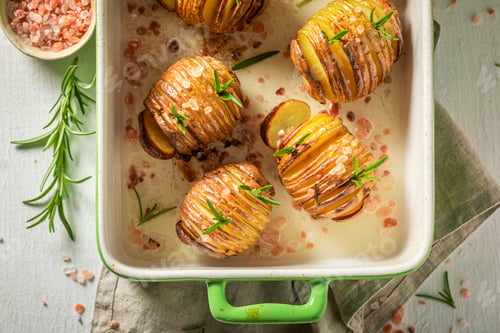 Preview: Delicious baked potatoes with salt, herbs and oil