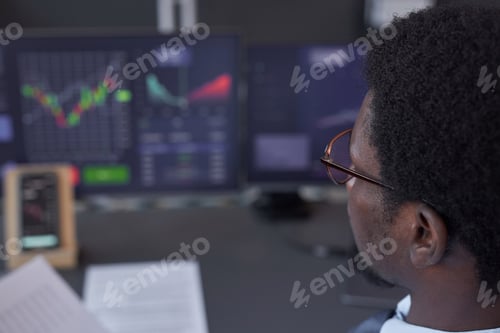 Preview: Trader analyzing graphic on computers