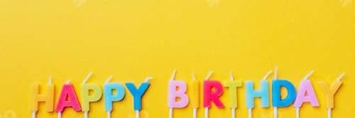 Visualização: fundo de festa com texto Feliz Aniversário por velas coloridas em fundo laranja